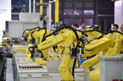 工業(yè)機(jī)器人在進(jìn)博會(huì)上大放異彩 智能制造的未來圖景